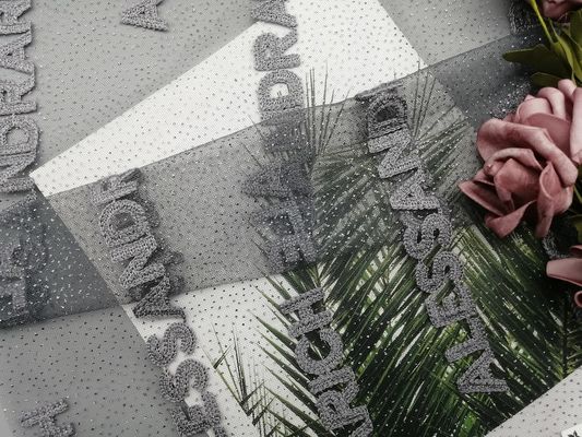 Серая ткань сетки фольги вышивки яркого блеска для дамы выравниваясь платья